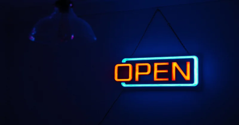 Quel type d'enseigne pour quel commerce : le comparatif honnête